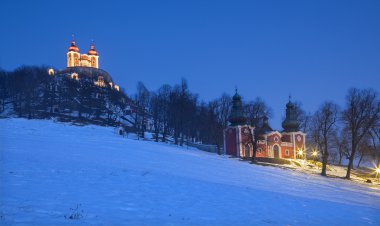 Banska Stiavnica - kış dusk 1744-1751 yıllarda inşa edilen Barok calvary.