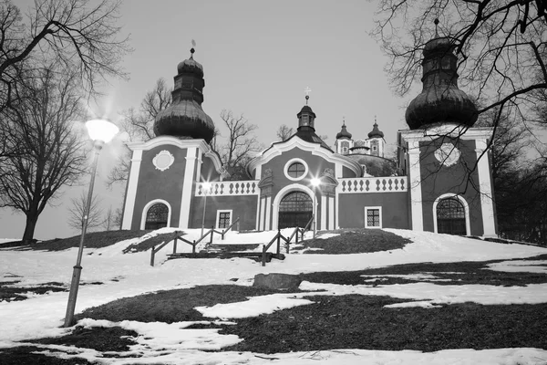 Banska Stiavnica - A igreja mais baixa de calvário barroco construído em anos 1744 - 1751 em crepúsculo de inverno. — Fotografia de Stock