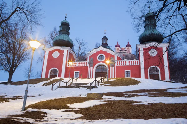 Banska Stiavnica -バロック様式のカルヴァリーの下の教会は、年に建てられました1744 - 1751冬の夕暮れに. — ストック写真