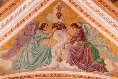Banska Stiavnica, Slovakya - 5 Şubat 2015: Alevler parish Kilisesi yıl P. J. Kern 1910 tavanda Hart'la meleklerle.