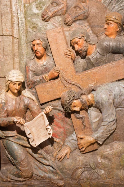 BANSKA STIAVNICA, ESLOVAQUIA - 5 DE FEBRERO DE 2015: El relieve tallado Verónica limpia el rostro de Jesús. como parte del Calvario barroco de los años (1744 - 1751) por Dionyz Stanetti . —  Fotos de Stock