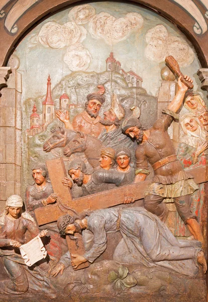Banska Stiavnica, Slovakien - 5 februari 2015: Våtservetter snidade reliefen Veronica inför Jesus. som del av barock Golgata från år (1744-1751) av Dionyz Stanetti. — Stockfoto