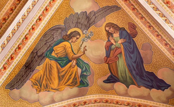 BANSKA STIAVNICA, SLOVACCHIA - 5 FEBBRAIO 2015: L'affresco dell'Annunciazione sul soffitto della chiesa parrocchiale dell'anno 1910 di P. J. Kern . — Foto Stock