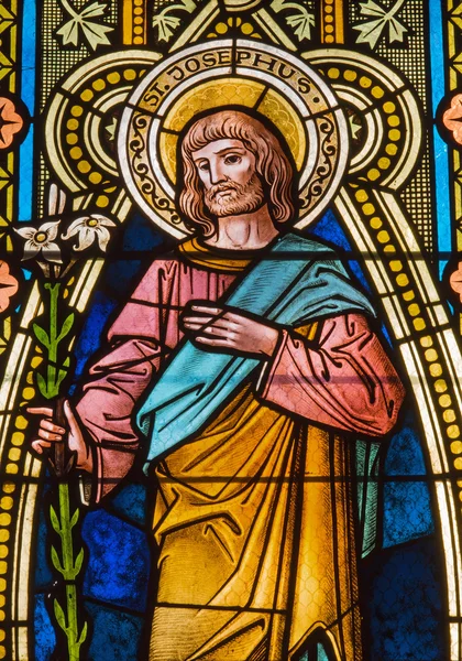 Banska Stiavnica, Slowakije - 5 februari 2015: The St. Joseph op de windowpane in st. Elisabeth Kerk van 19. cent. — Stockfoto