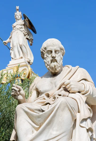 Athens - die platonstatue vor dem gebäude der nationalen akademie des italienischen bildhauers piccarelli (ab 19. Cent.) und die Athena-Statue im Hintergrund. — Stockfoto