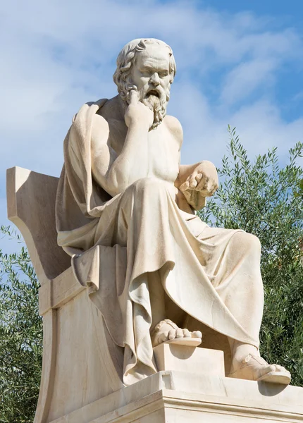 Афины - статуя Сократа перед зданием Национальной академии работы итальянского скульптора Пиккарелли (справа) .) — стоковое фото