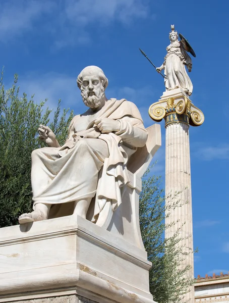 Atenas - A estátua de Platão em frente ao edifício da Academia Nacional pelo escultor italiano Piccarelli (de 19. centavo.) e a estátua de Athena no fundo . — Fotografia de Stock