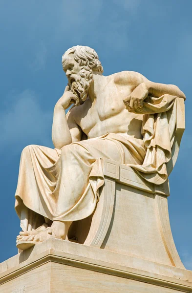 Athen - die Statue des Sokrates vor dem Gebäude der Nationalakademie des italienischen Bildhauers Piccarelli (aus dem 19. Jh..) — Stockfoto