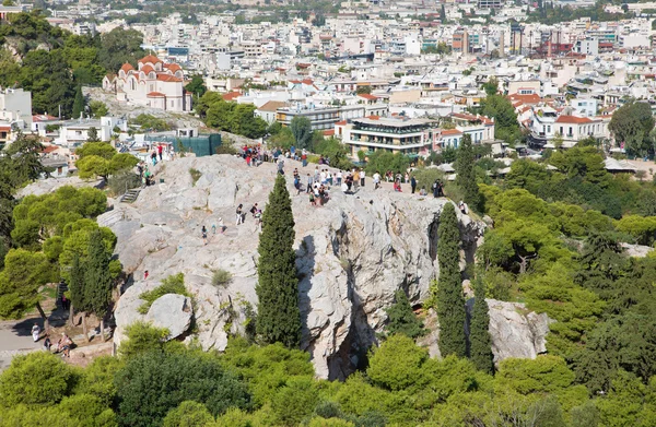 Athens, Griekenland - 8 oktober 2015: Outlook van de Akropolis naar Areopaag hill en naar de Agia Marina kerk. — Stockfoto