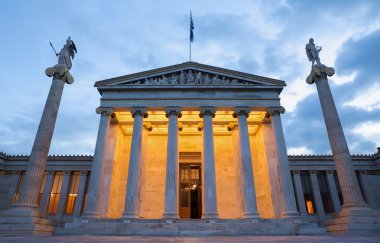 Atina - sabah alacakaranlıkta binada Ulusal Akademisi.