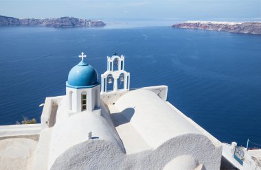 Santorini - genellikle küçük kilise Imerovigli Scaros altında Theoskepasti bakmak.