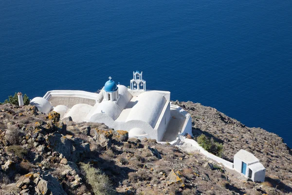 Santorini - La mirada a la pequeña iglesia típicamente Theoskepasti en Imerovigli bajo los Skaros . —  Fotos de Stock