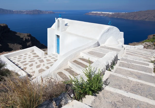 Santorini - pohled na tyiycally málo kostela Ajos Ioannis Katiforis v Imerovigli neart Skaros. — Stock fotografie