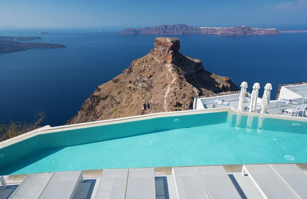 Santorini - utsikterna över det lyxiga resort i Imerovigili till caldera med kryssningarna. — Stockfoto