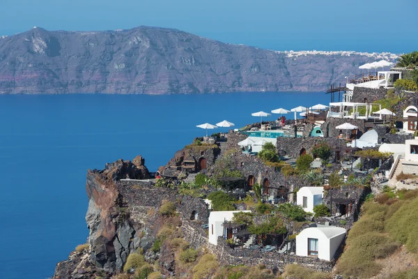 Santorini - utsikterna över luxury resort i Imerovigili till caldera med Therasia ön i bakgrunden. — Stockfoto