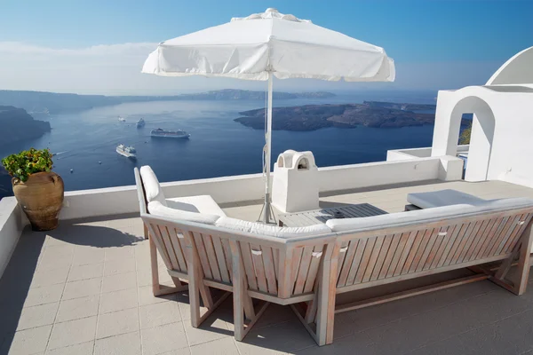 Santorini - The outlook over the luxury resort in Imerovigili to caldera with the cruises and Nea Kameni island. — Stock fotografie