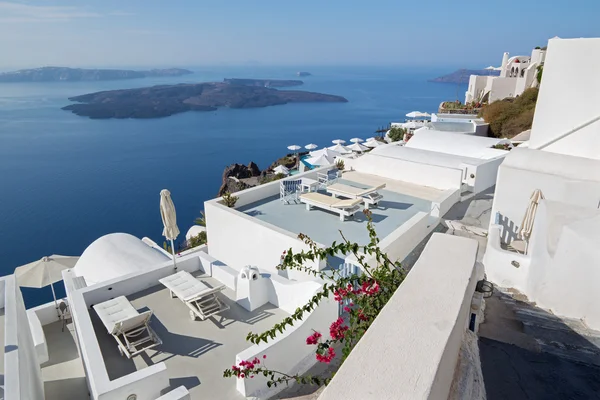 Santorini - luxusní resort v Imerovigili do caldera s plavby s výhledem. — Stock fotografie