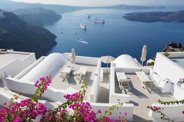 Santorini - El panorama sobre el complejo de lujo en Imerovigili a la caldera con los cruceros . —  Fotos de Stock