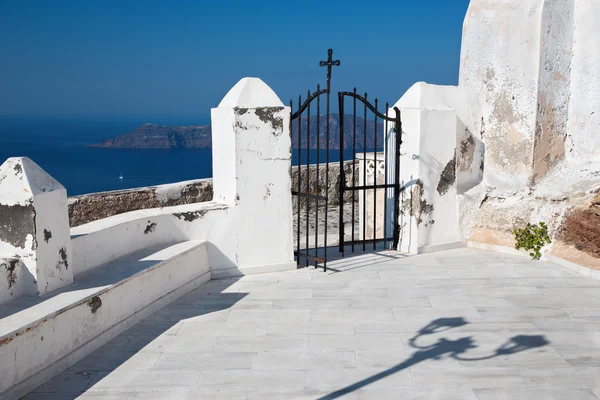 Santorini - utfärda utegångsförbud för av kyrkan i Imerovigli. — Stockfoto