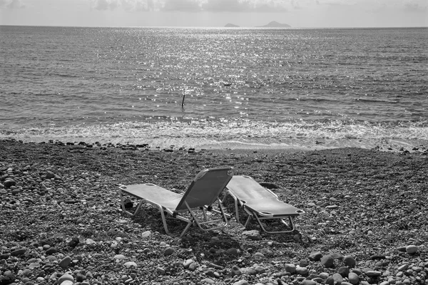 Santorini - Le fasce di sole sulla spiaggia nera da sud dell'isola . — Foto Stock