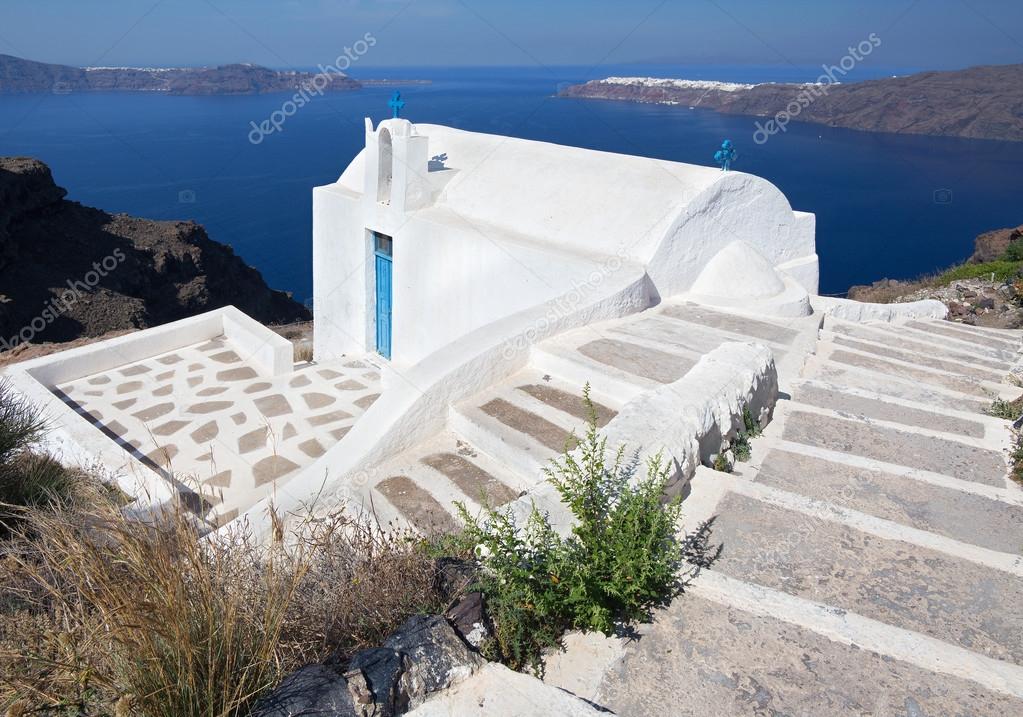 Santorini - The look to tyiycally little church Agios Ioannis Katiforis in Imerovigli neart the Skaros.