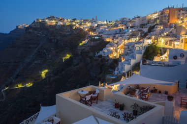 Santorini, Yunanistan - 6 Ekim 2015: Fira sabah alacakaranlıkta ve Firostefani