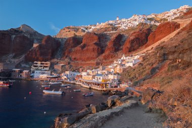 Santorini, Yunanistan - 5 Ekim 2015: Oia liman akşam ışık.