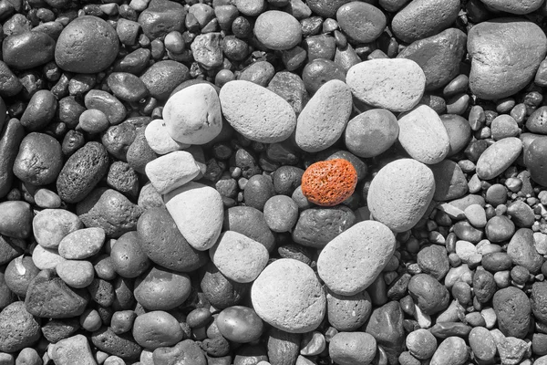 Santorini - O detalhe de pemza da praia Bleck com o coração branco . — Fotografia de Stock