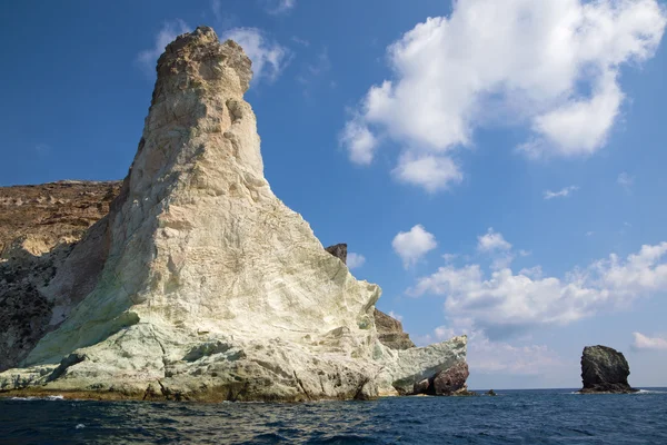 Santorini - A torre de rocha branca da parte sul da ilha . — Fotografia de Stock