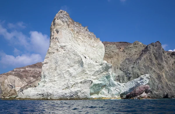 Santorini - La torre de roca blanca del sur de la isla . — Foto de Stock