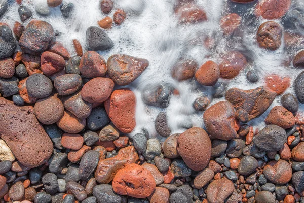 Santorini - El detalle de pemza de Playa Roja en la ola  . — Foto de Stock