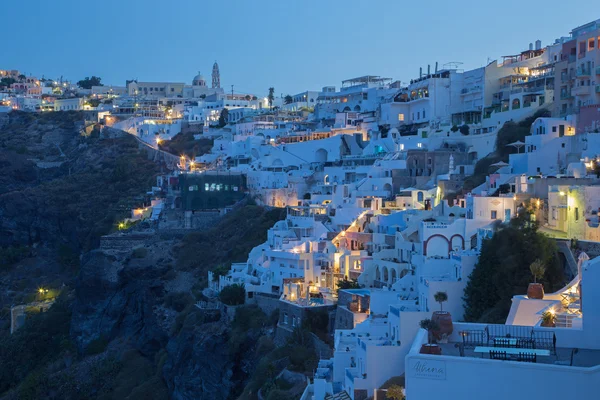 SANTORINI, GREECE - 6 октября 2015 года: The Fira at morning dusk and the Firostefani — стоковое фото