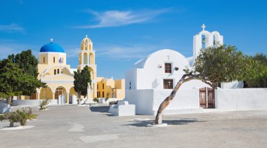 Santorini - Agios Georgios Kilisesi ve küçük Şapel Oia.