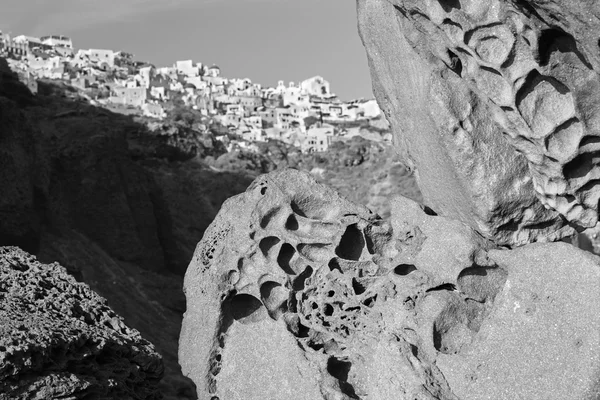 Santorini - The look to Oia across the pumice boulders. — Stock Photo, Image