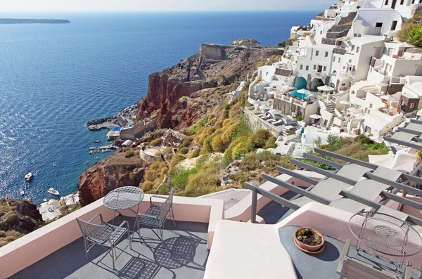 SANTORINI, GRÉCIA - OUTUBRO 5, 2015: Os resorts de luxo em Oia e no porto de Amoudi. — Fotografia de Stock