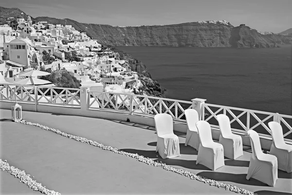 Santorini - den luxury resort inriktad på bröllop ceremoni i Oia (Ia) och calderan klippor i bakgrunden. — Stockfoto