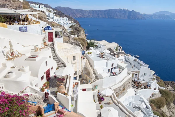 Santorini, Grekland - 4 oktober 2015: Utseendet från Oia öster med Imerovigli och Scaros i bakgrunden. — Stockfoto