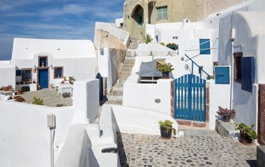 Santorini - genellikle koridor ile o bakmak Oia çiçekler.