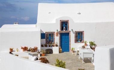 Santorini - Oia 'da çiçek açan tipik küçük ev ve bahçe.