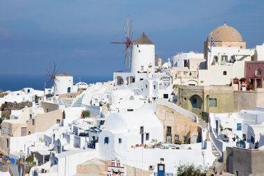 Santorini, Yunanistan - 5 Ekim 2015: Oia parçası yel değirmenleri ile bakmak.