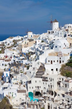 Santorini, Yunanistan - 5 Ekim 2015: Oia parçası yel değirmenleri ile bakmak.