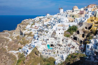 Santorini, Yunanistan - 5 Ekim 2015: Oia parçası yel değirmenleri ile bakmak.