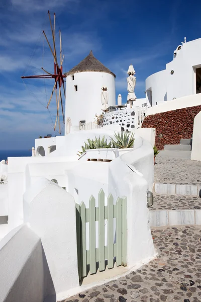 Santorini - La enfermedad y el molino de viento en Oia . —  Fotos de Stock