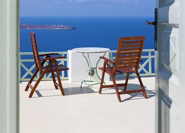 Santorini - The little table and easy charis over the caldera. — Stock Photo, Image