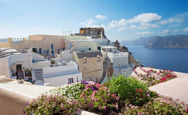 Santorini, Grekland - 5 oktober 2015: Lilla ruinerna av fästningen i Oia och Therasia ö. — Stockfoto