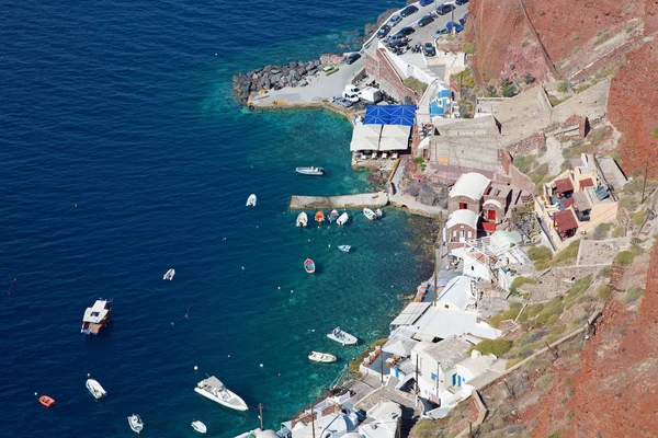 Santorini - El puerto de Amoudi bajo Oia . — Foto de Stock