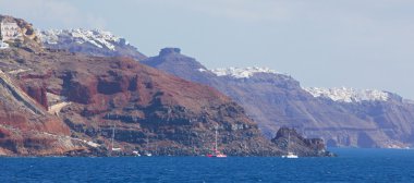 Santorini - Arkaplanda Imerovigli ve Skaros ile gemi seyahatleri olan kalera kayalıkları.