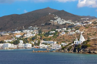 Chora - Sağ taraftaki Agia Irini Kilisesi ve Ege Denizi 'ndeki Ios Adası' ndaki Chora kasabası (Yunanistan)).