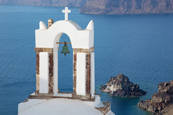 Santorini - klocktornet av normalt liten kyrka i Oia (Ia) — Stockfoto