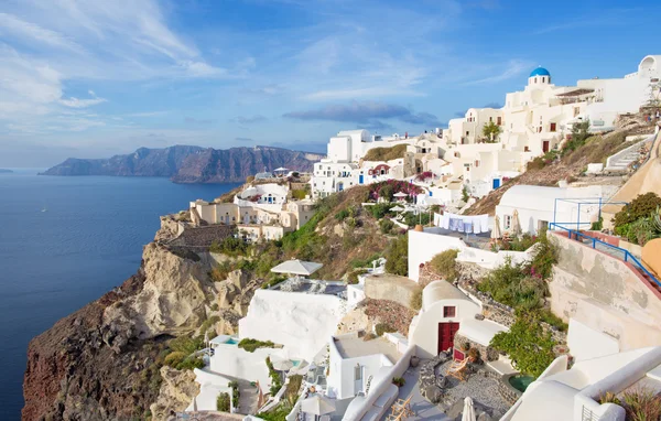 SANTORINI, GRECIA - 5 OTTOBRE 2015: L'isola di Oia e Therasia sullo sfondo . — Foto Stock